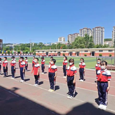 “喜迎二十大   争做好队员”——滦平县第二小学一年级新生入队仪式