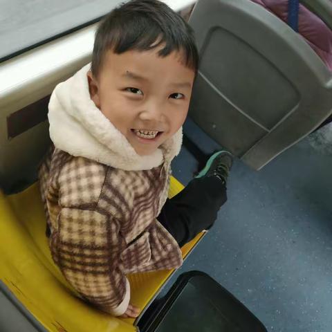 绿色出行，从我做起_王晟睿公交之行