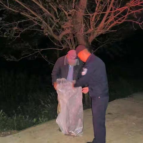 老汉醉卧公路边，民警暖心送回家