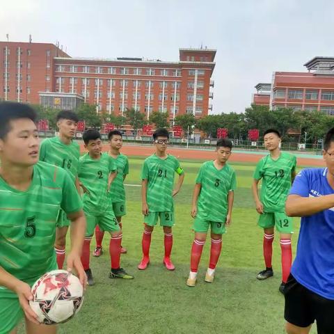 敢打敢拼 ，我们越战越勇 ——高新区初中男子足球队 对战实验学校初中男子足球队