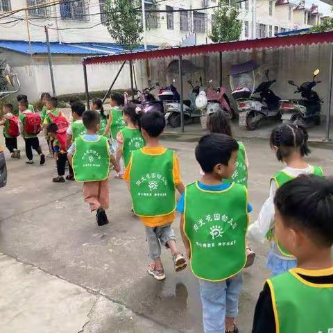 “走进小学，体验成长”阳光花园幼儿园学前班孩子参观小学活动