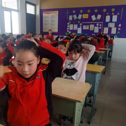 二（10）班扎辫子比赛开始啦！