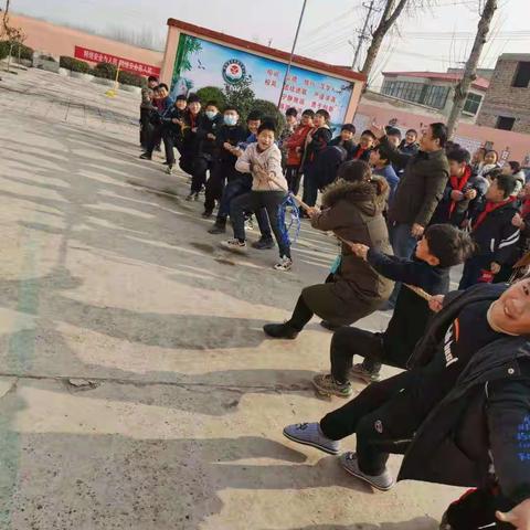 一条绳战严寒、齐用力振人心                                                     永和乡王奇小学拔河比赛