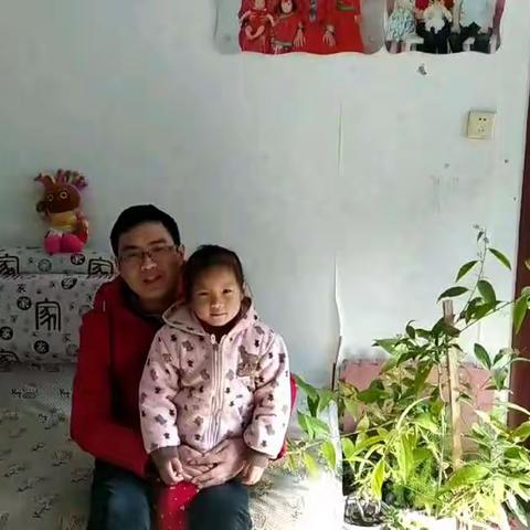 叮咚——中四班郗玥橙小朋友及爸爸的元旦祝福，请查收！