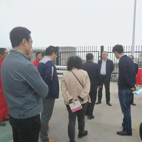 市应急管理局巡视员王利民带领行政审批处及危化监管处同志对＂交燃甲醇燃料调配库＂新建项目进行安全条件审查