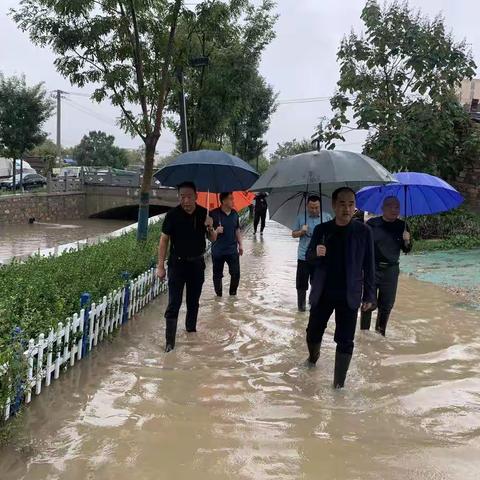 阴雨连绵齐上阵 不忘初心保平安