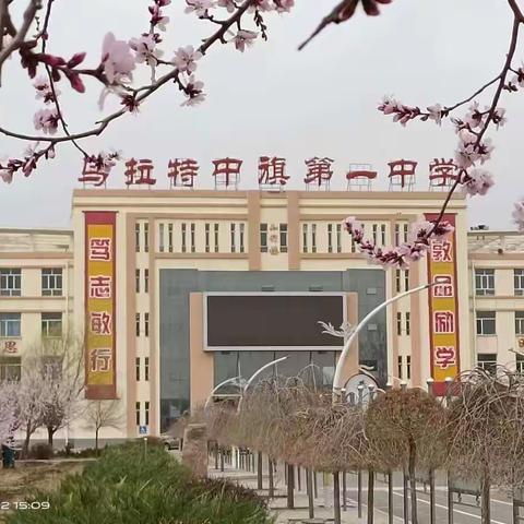 窗竹影摇书案上，                        野泉声入砚池中