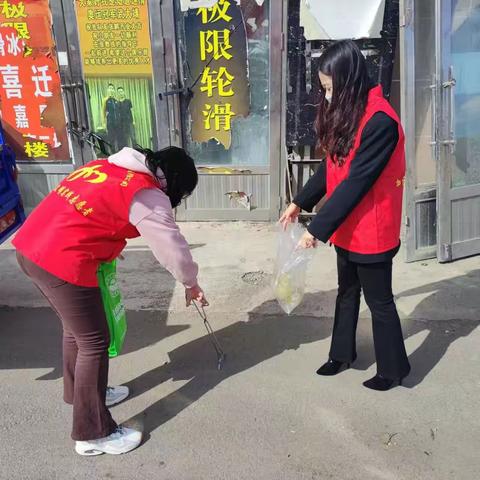 【主题党日】地委政研室开展五一劳动节“捡拾小烟头 美化大环境”志愿服务。