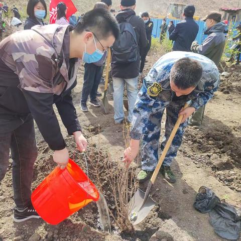 【主题党日】植树添新绿 不负好春光 地委政研室开展义务植树志愿服务活动