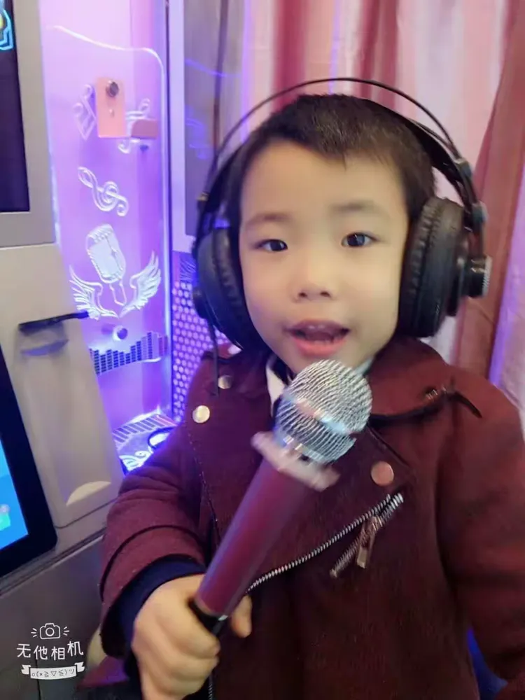 大家好我叫李飞宏,今年7岁了