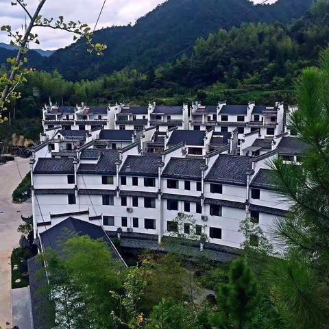 钱江源头，水云间。