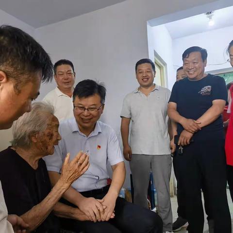 迎“七一”心向党 走访慰问老党员