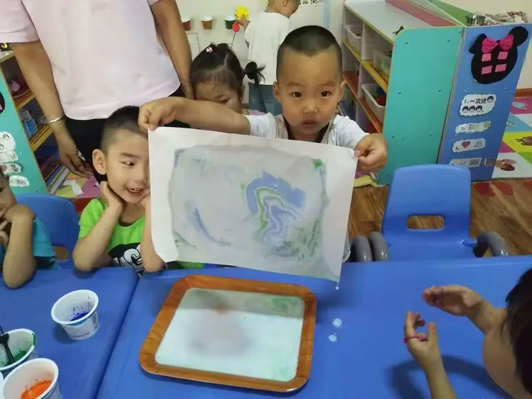 太磷幼儿园托一班周三创意美术――《牛奶染画》