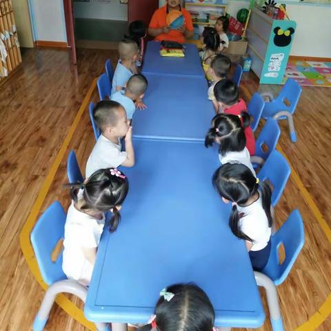 太磷幼儿园托一班周三创意美术――《纸盘上的跳跃》