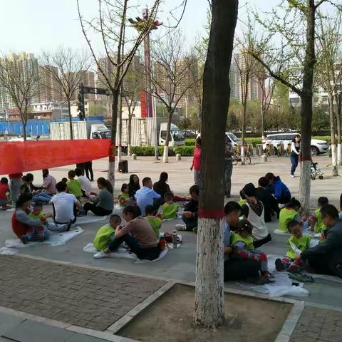 太磷幼儿园托一班《人在花环中、风筝舞蓝天》