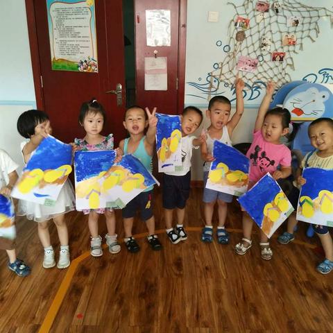 太磷幼儿园托一班创意美术――《海边沙滩》