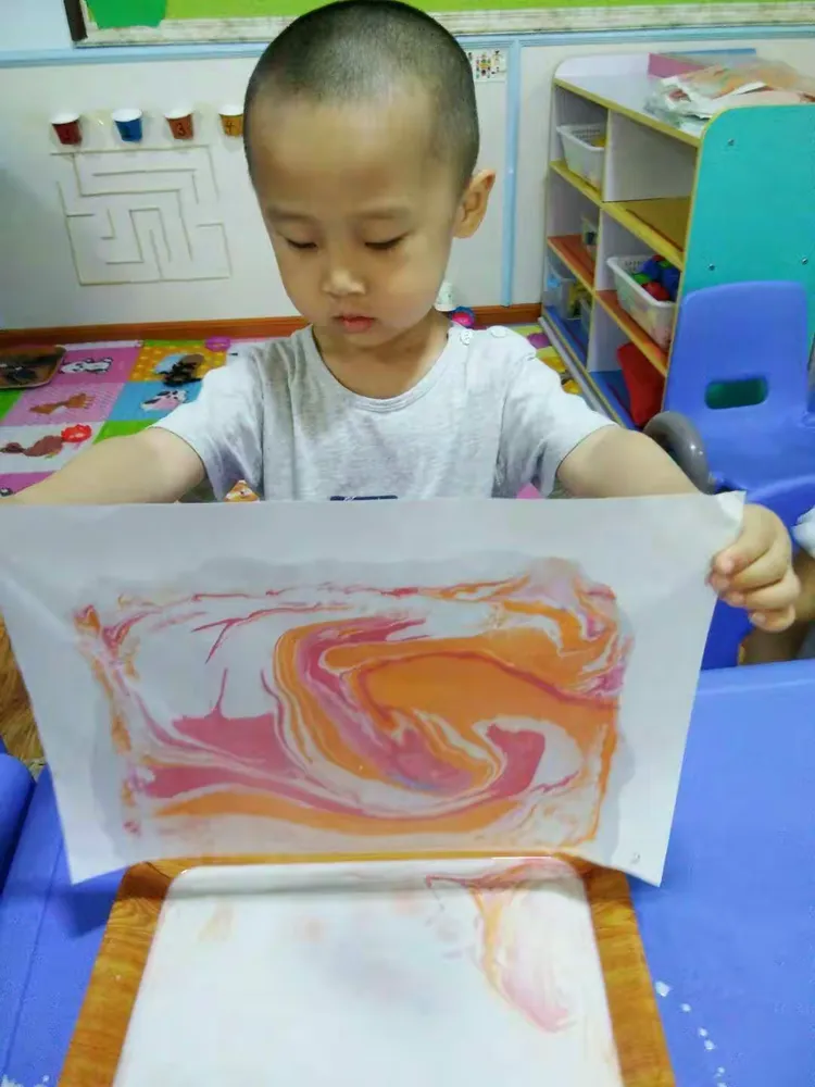 太磷幼儿园托一班周三创意美术――《牛奶染画》