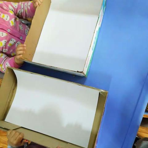 太磷幼儿园托一班周三创意美术――《玻璃球水粉画》