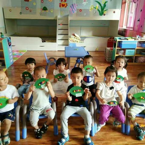 太磷幼儿园托一班周三创意美术――《毛毛虫》