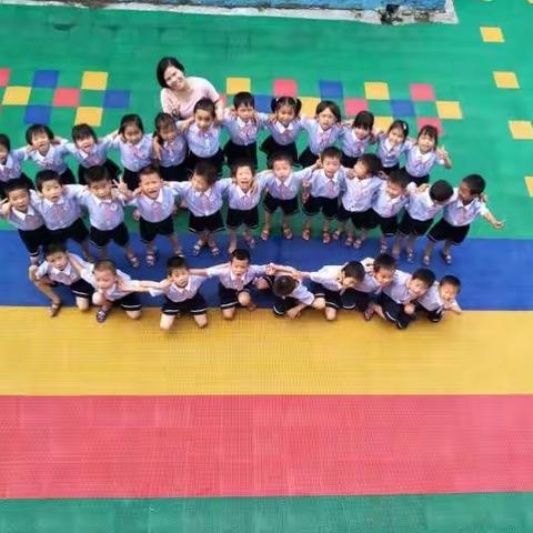 今天幼儿园发园服啦……