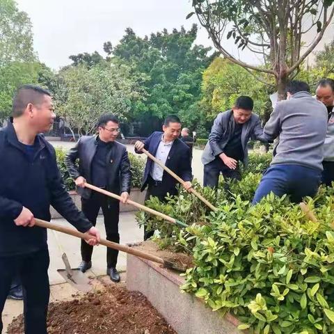 百年礼赞党旗红 植树添绿江南美 ——江南中学广大师生开展义务植树活动