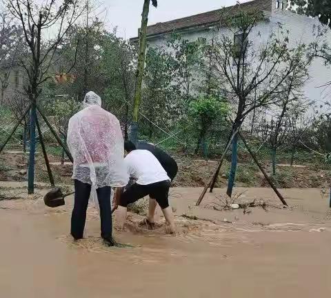 自暴雨预警以来，我村干群迅速行动，包村组长李兴国书记下沉一线，深入到村里开展工作，深入到村开展工作
