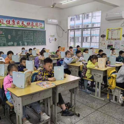 书香润童心，万物皆可读                     —记张市中学小学部二1班读书活动