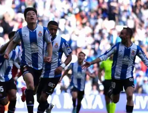 中国版“马拉多纳”足球先生武磊：曾认上海画家程十发为干爷爷！