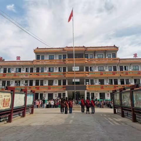 五星红旗迎风飘扬    裴桥小学扬帆起航