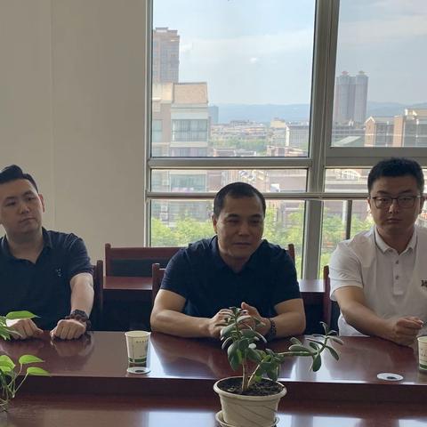 市生态环境局大气处副处长刘云勃一行来蓝指导我县出租车走航工作