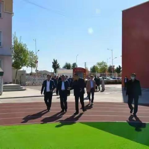 邹城市政协调研组莅临中心小学调研指导工作