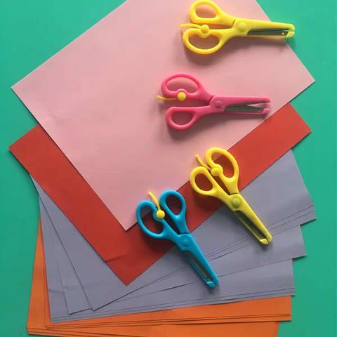 元宵节，中国的传统节日之一。在这一天，人们都会赏花灯，吃元宵，猜灯谜等等。而福利院的孩子们做什么呢？