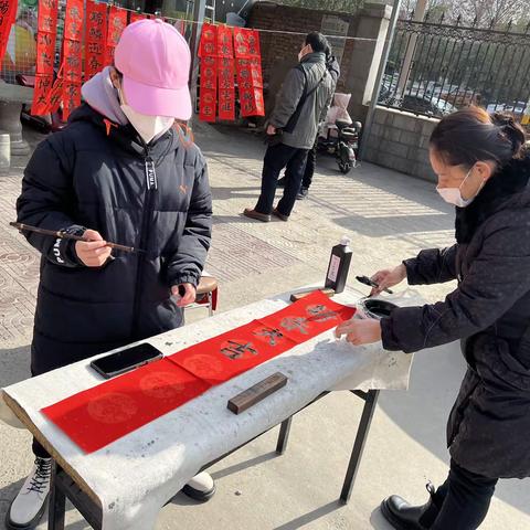 喜迎新春送春联 情暖社区送祝福