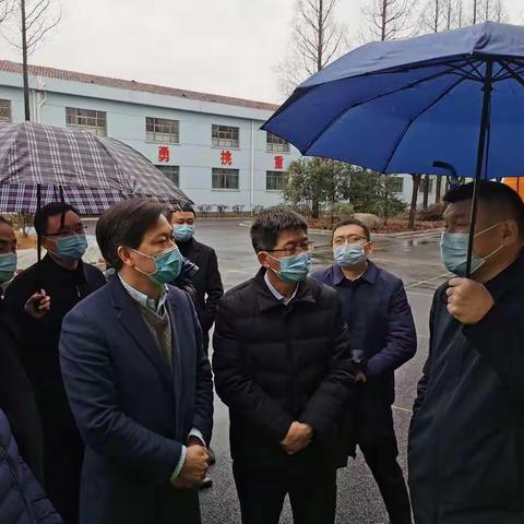 市委书记凌志峰冒雨视察浙西公路应急保障基地