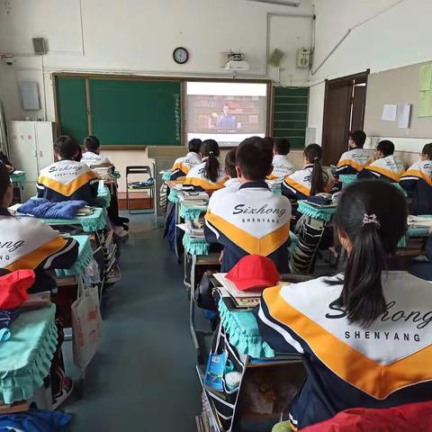 沈阳市第四中学组织学生观看《中小学德育学堂》和《改变你我命运的那些瞬间》活动