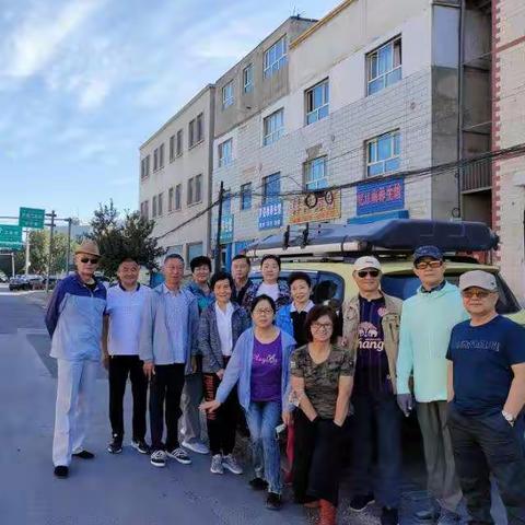 快乐帅气小哥哥和小姐姐们自驾游去美丽的塔城市游玩！