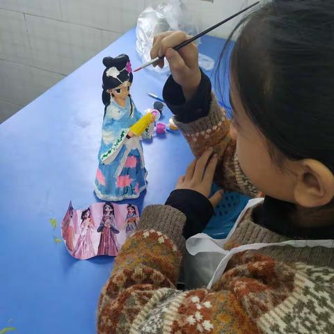 用灵动双手绘七彩童年－－－红庙街小学二三年级绘陶社团剪影