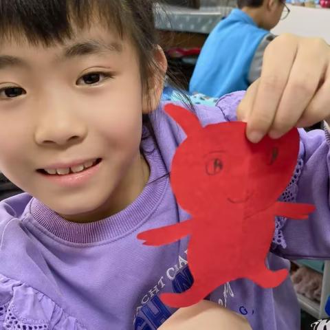 二年三班宝贝们巧手剪纸栩栩如生，活跃数学课堂，创意剪美图，趣味展风采！！！人小手灵动，认真参与，努力做到最好