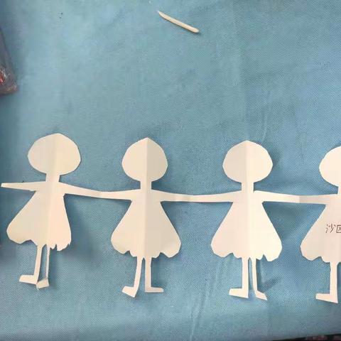 3月23日数学课剪纸4个手拉手小朋友: 虽然我们很稚嫩但我们都很认真，不管作品如何我们尽力认真去做了，加油！