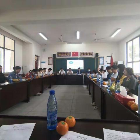 唐家铺中学召开青年教师座谈会