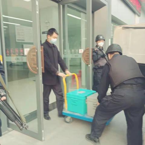 坚守岗位显大行担当  金融服务“不打烊”