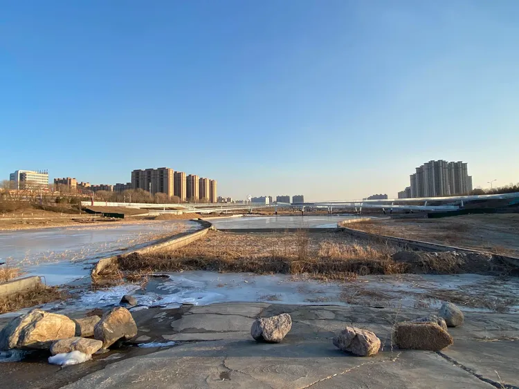 即将竣工的东河一号景观桥，它的规模已清晰可见