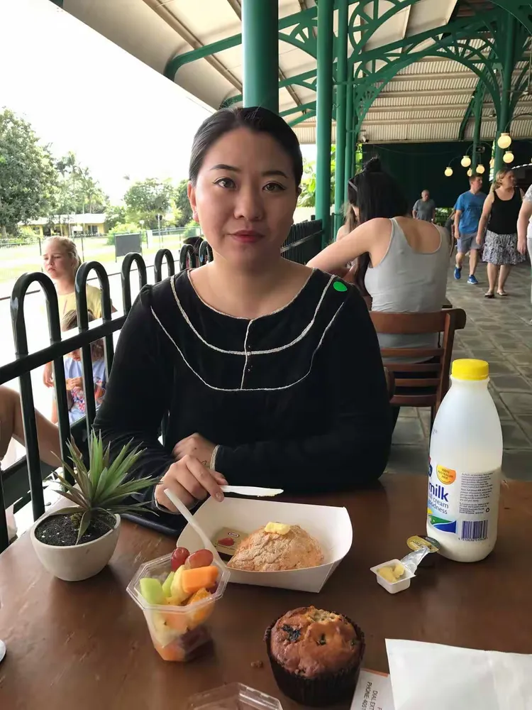 去库兰达的观光火车上,赵老师不忘读书