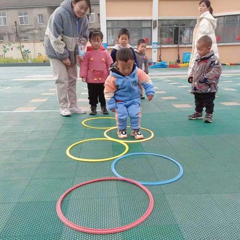 kbb1班小宝贝们，我们用相机📷记录的宝贝们👦👧在幼儿园晨间活的精彩时光。一张张稚嫩的脸上洋溢着浓！