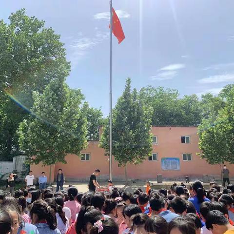 爱心点燃希望，真情传递温暖