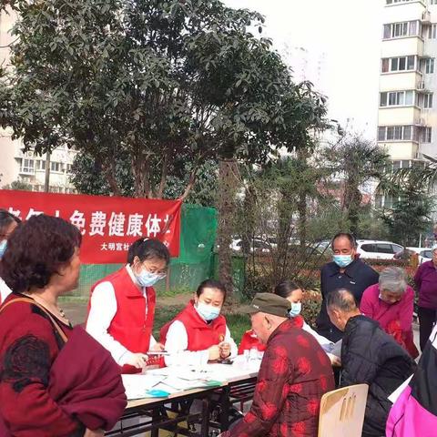 大明宫社区卫生服务中心“康康党建品牌志愿者服务团队”下社区宣传65岁以上老年人免费体检