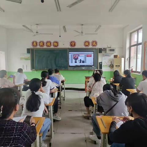 关爱学生  幸福成长  章里集镇中心校组织小学数学教师参加远程培训送教下乡活动。