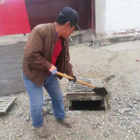 井盖虽小隐患大，及时更换解民忧——小慢岭村在行动