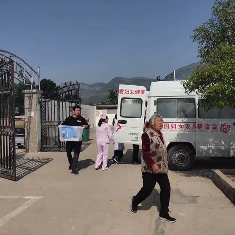 5月12日，县人民医院体检科到大洼村免费给百姓体检。