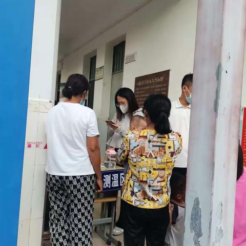 县畜牧中心全力做好协助塘坊村开展全员核酸采样工作
